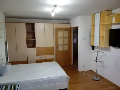 închiriere garsonieră Sector 3 București dormitor pat dulap și tv
